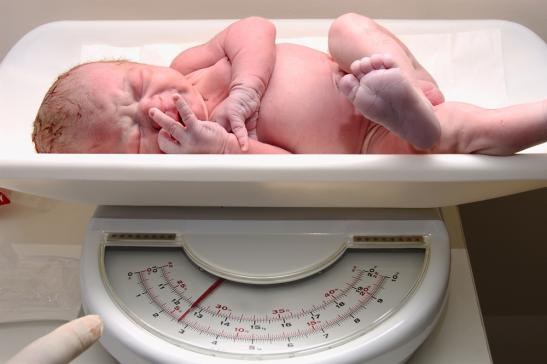 Quale dovrebbe essere l'altezza e il peso di un bambino di meno di un anno