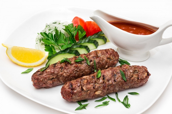 Cucinare kebab con salsa