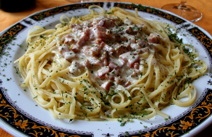 Come cuocere una Carbonara Pasta con Crema