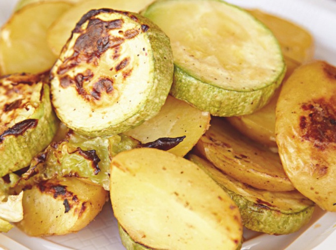 Come affumicare zucchine con patate