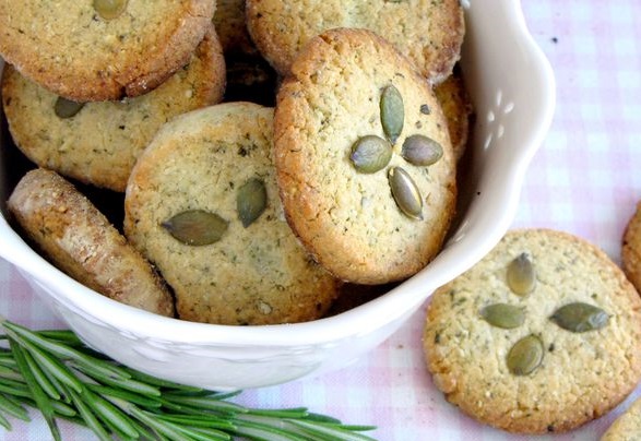 Biscotti con semi di zucca e rosmarino