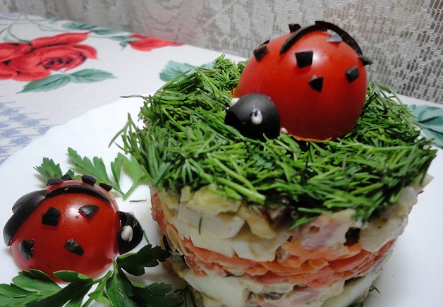 Insalata di carne sfoglia con verdure e prugne