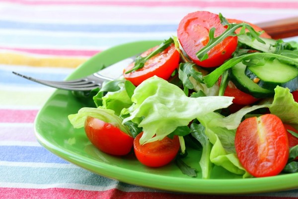 Cosa posso aggiungere all'insalata con cetrioli e pomodori