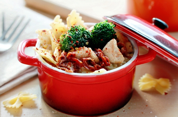 Come cucinare la pasta con broccoli, formaggio e pomodori secchi