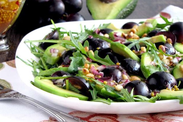 Insalata con avocado e uva nera