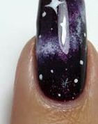 Come disegnare un cielo stellato in una manicure