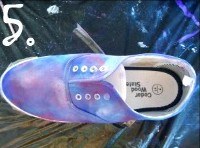 Come disegnare un cielo stellato su scarpe bianche 