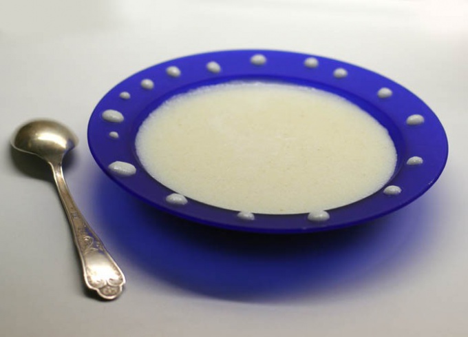 Il porridge di manna è facile e veloce da preparare