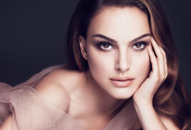 Natalie Portman è una famosa attrice americana, produttore, sceneggiatore e regista.