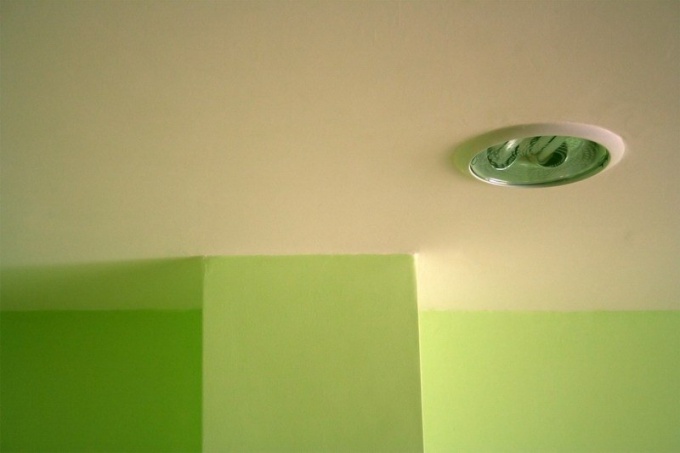 Come rimuovere la vernice a base d'acqua dal soffitto