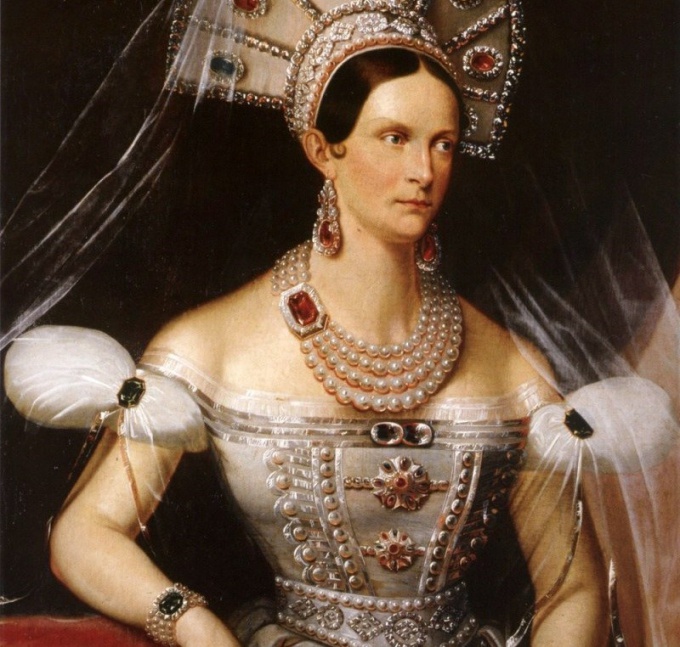 La madre di Alexander II Alexandra Feodorovna in ornamenti con l'alexandrite