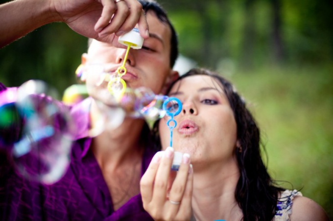 Che cosa dare agli amici per l'anniversario del matrimonio