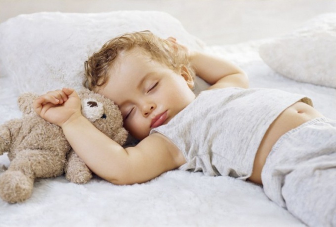 Come insegnare a un bambino a dormire tutta la notte