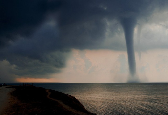 Qual è la differenza tra un uragano e un tornado? 