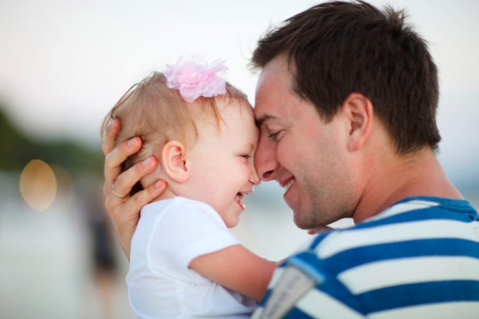 Come organizzare la creazione di paternità per un bambino